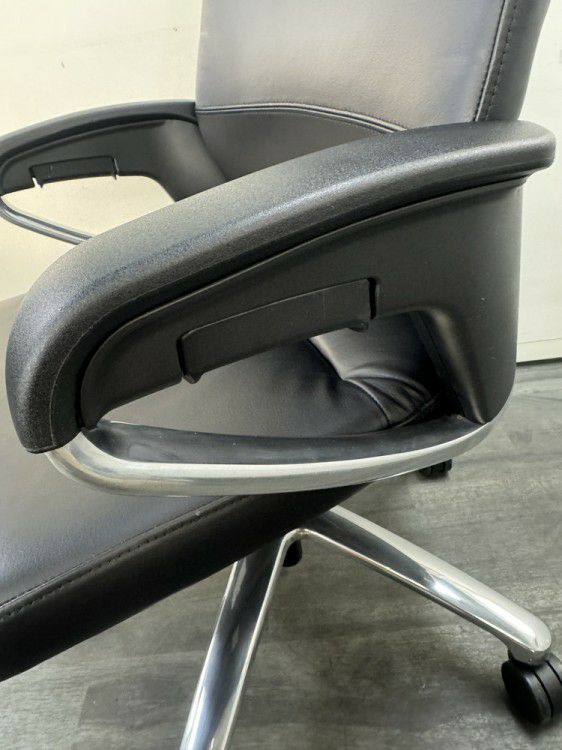 コクヨマネージメントチェア フィロソフィーシリーズ 固定肘付フィロソフィーチェア 商品画像9