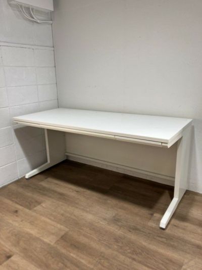 オカムラADVANCE（アドバンス）シリーズ 1600平デスク 商品画像1