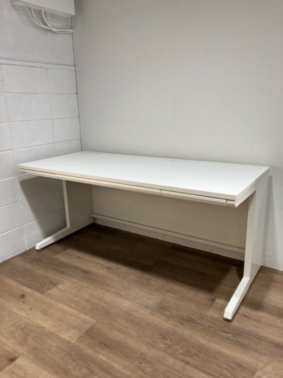 オカムラADVANCE（アドバンス）シリーズ 1600平デスク 商品画像1