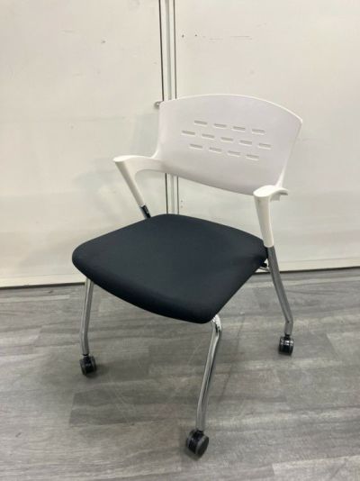 イトーキカクタスシリーズ スタッキングチェア 商品画像1