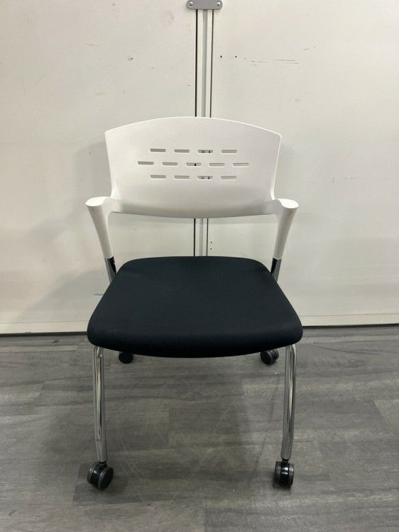 イトーキカクタスシリーズ スタッキングチェア 商品画像2