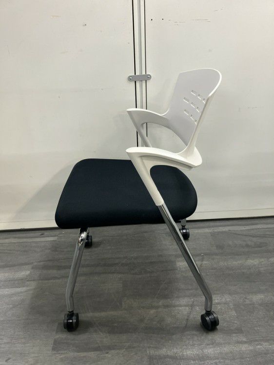 イトーキカクタスシリーズ スタッキングチェア 商品画像3