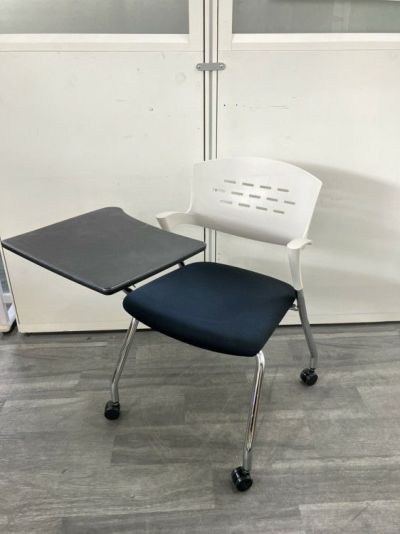 イトーキカクタスシリーズ メモ台付スタッキングチェア 商品画像1