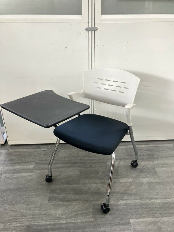 イトーキカクタスシリーズ メモ台付スタッキングチェア 商品画像1