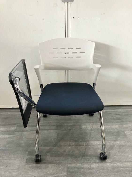 イトーキカクタスシリーズ メモ台付スタッキングチェア 商品画像3