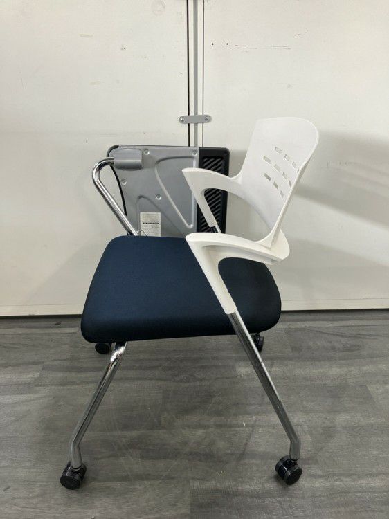 イトーキカクタスシリーズ メモ台付スタッキングチェア 商品画像4