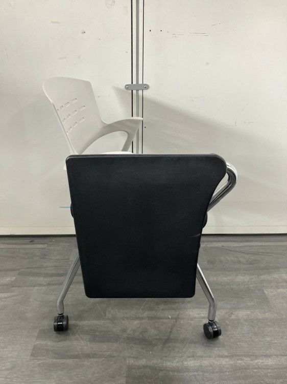 イトーキカクタスシリーズ メモ台付スタッキングチェア 商品画像6