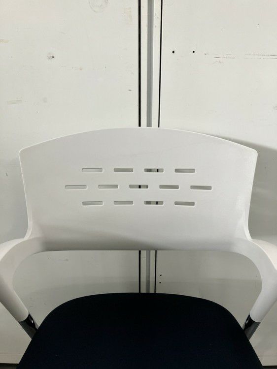 イトーキカクタスシリーズ メモ台付スタッキングチェア 商品画像7