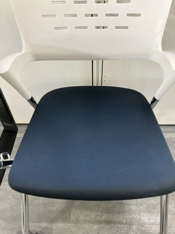 イトーキカクタスシリーズ メモ台付スタッキングチェア 商品画像8