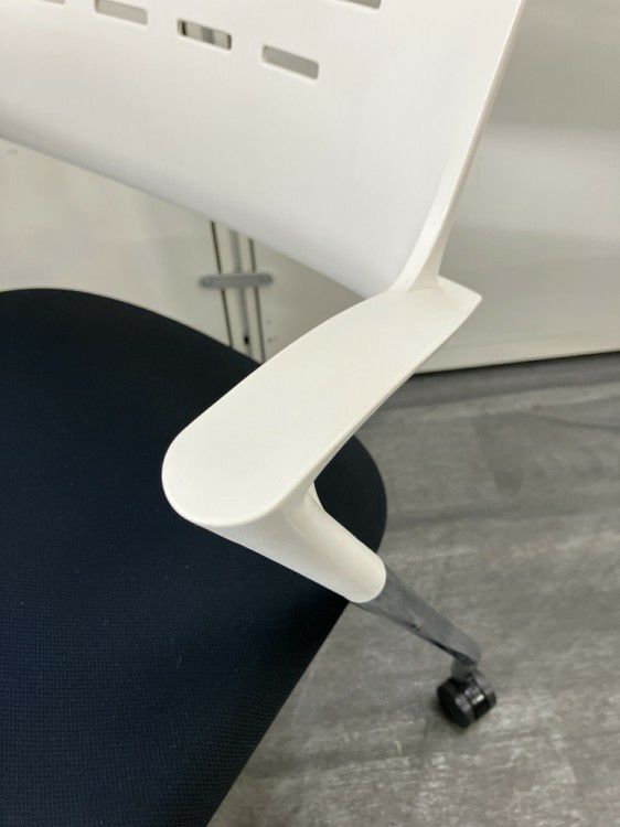 イトーキカクタスシリーズ メモ台付スタッキングチェア 商品画像10