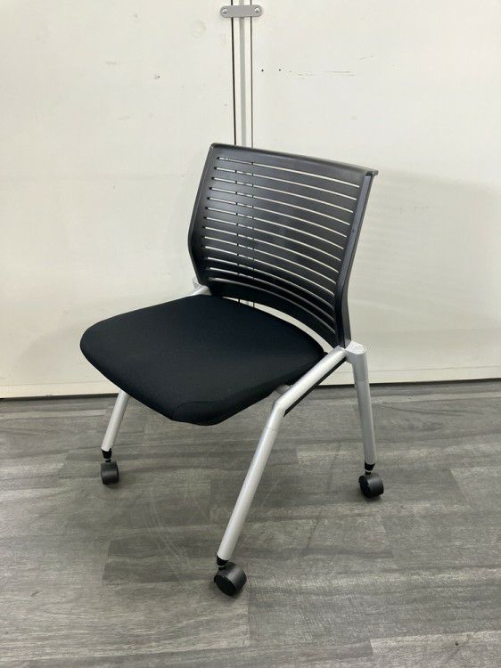 イトーキA-4シリーズ ネスティングチェア 商品画像1