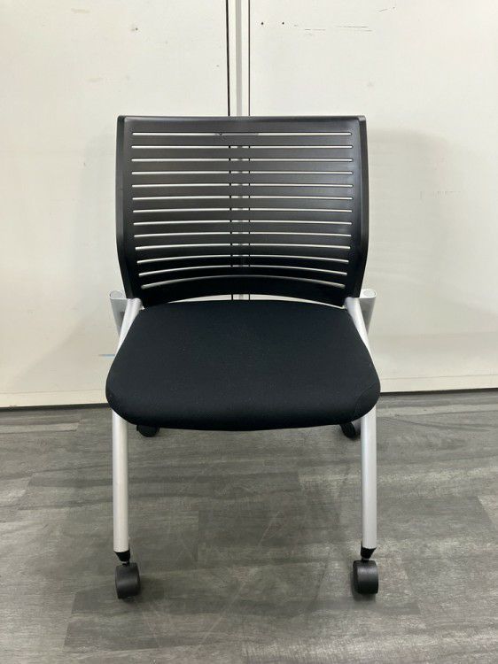 イトーキA-4シリーズ ネスティングチェア 商品画像2