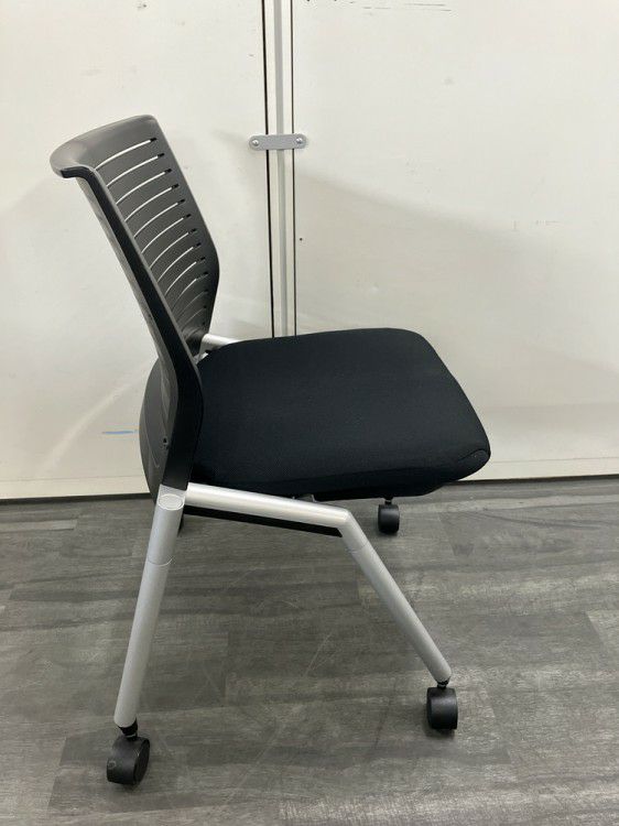 イトーキA-4シリーズ ネスティングチェア 商品画像5