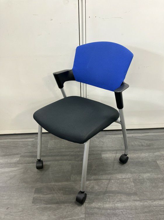 コクヨプロッティシリーズ スタッキングチェア 商品画像1