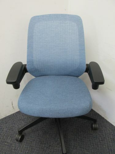 イトーキnort(ノートチェア)シリーズ 可動肘付きノートチェア 商品画像1