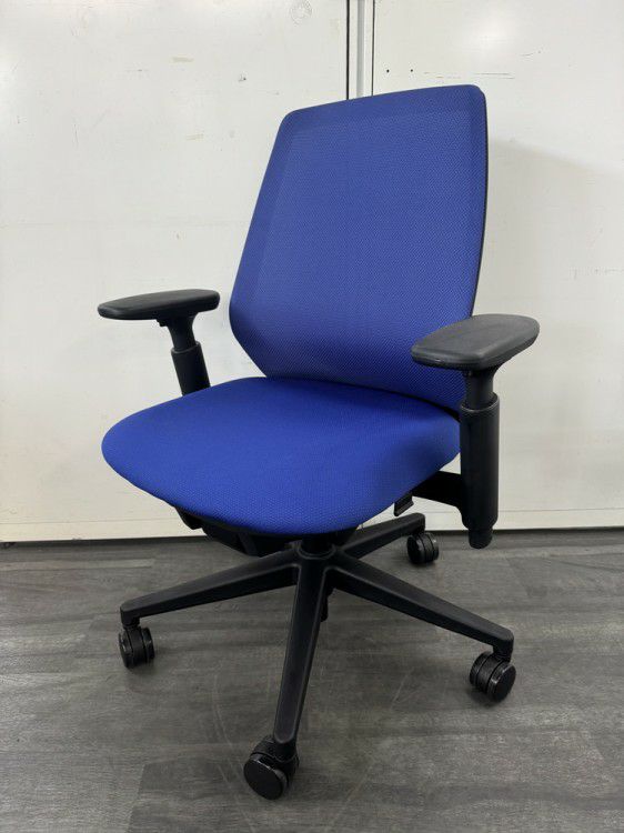 ウチダ（内田洋行）ニンバスチェア 可動肘付ニンバスチェア 商品画像1