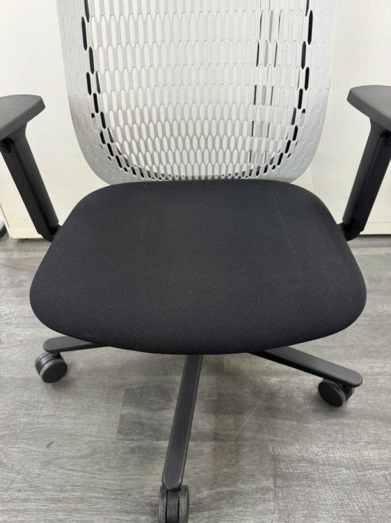 ウチダ（内田洋行）AJ2シリーズ 可動肘付AJ2チェア 商品画像4