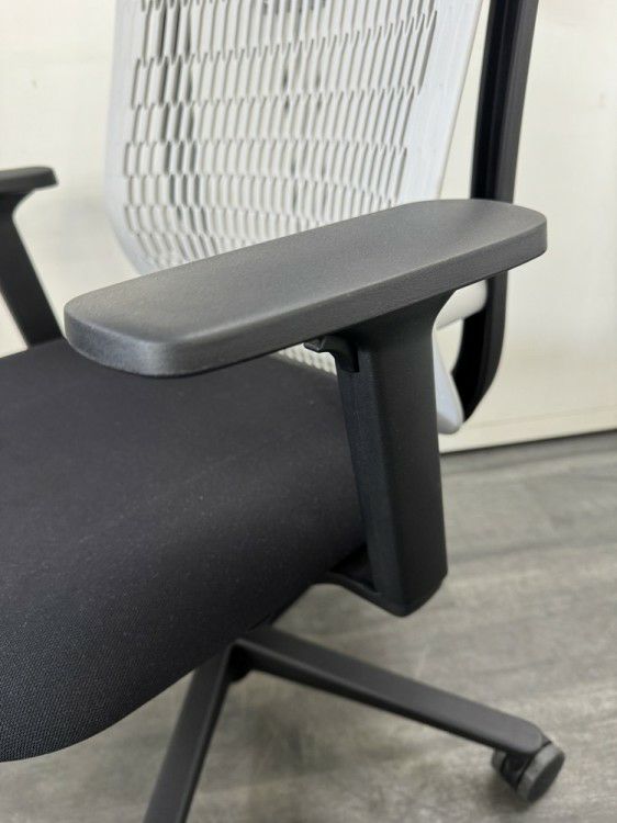 ウチダ（内田洋行）AJ2シリーズ 可動肘付AJ2チェア 商品画像7