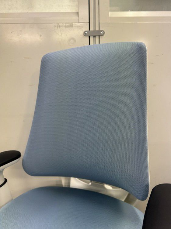 ウチダ（内田洋行）リーフレクシリーズ 可動肘付リーフレクチェア 商品画像3