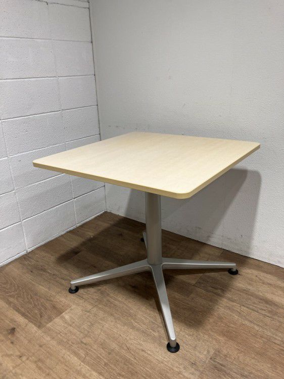 イトーキDEシリーズ 角テーブル 商品画像1