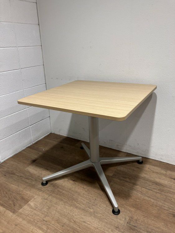 イトーキDEシリーズ 角テーブル 商品画像1