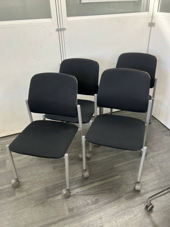 イトーキLKシリーズ スタッキングチェア4脚セット 商品画像1