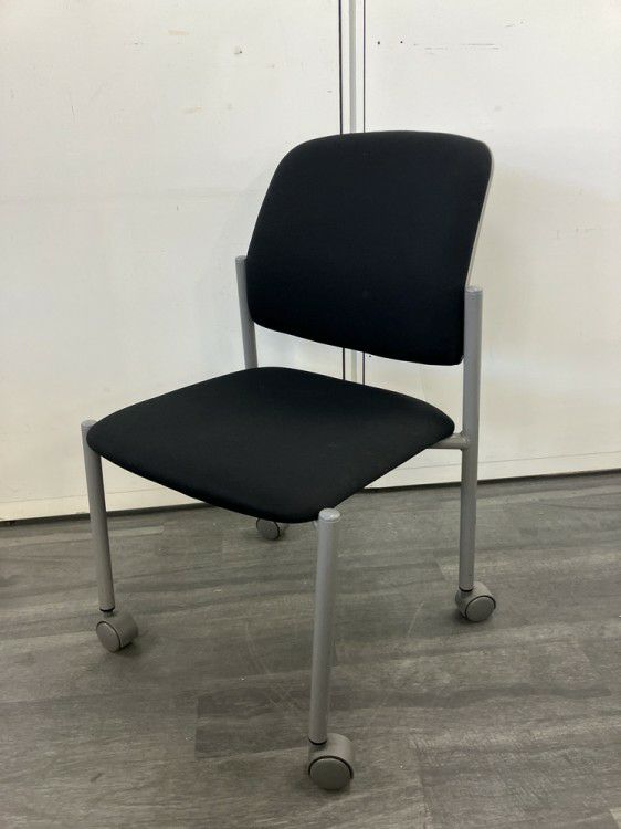 イトーキLKシリーズ スタッキングチェア4脚セット 商品画像2