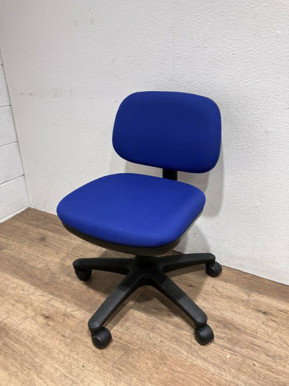 ライオンコンパクトチェアシリーズ オフィスチェア 商品画像1