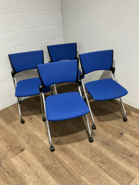 イトーキマノス(MANOSS)シリーズ ネスティングチェア４脚セット 商品画像1