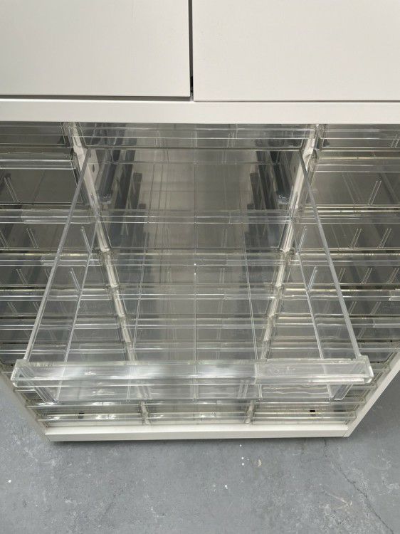 イトーキシンラインシリーズ 両開きクリアトレー上下書庫 商品画像12