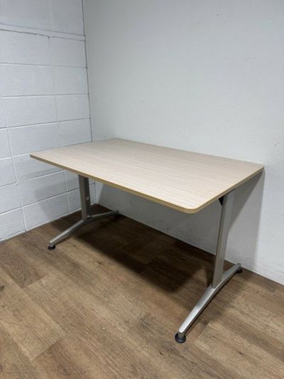 イトーキDEシリーズ ミーティングテーブル 商品画像1