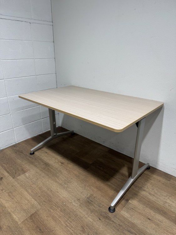 イトーキDEシリーズ ミーティングテーブル 商品画像1