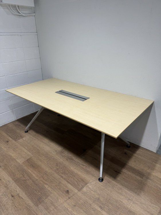 イトーキDDシリーズ ミーティングテーブル 商品画像1