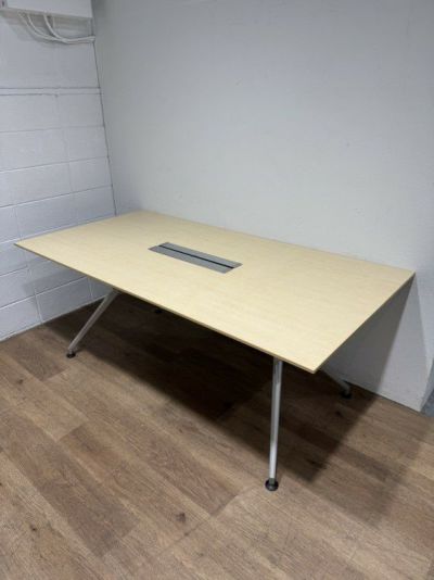 イトーキDDシリーズ ミーティングテーブル 商品画像1