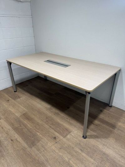 イトーキDEシリーズ ミーティングテーブル 商品画像1