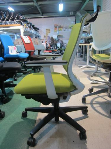 コクヨミトラチェア ハンガー付き肘付きミトラチェア 商品画像3