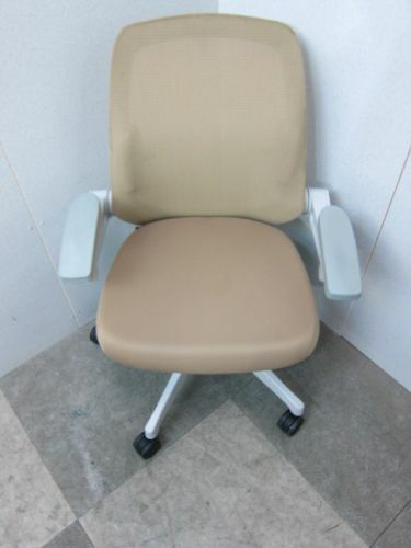 イトーキノート(nort)チェア 可動肘付ノートチェア 商品画像3