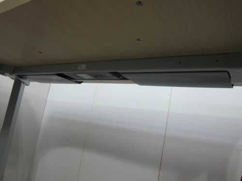 オカムラSwift(スイフト)シリーズ 電動昇降式1550L型デスク 商品画像6