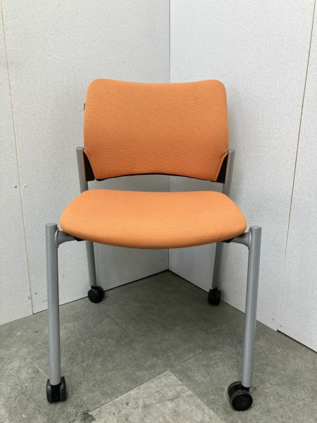 オカムラ8147シリーズ キャスター付きスタッキングチェア 商品画像2