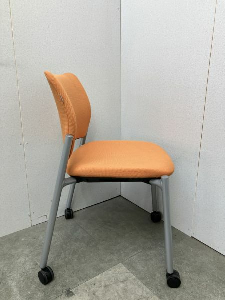 オカムラ8147シリーズ キャスター付きスタッキングチェア 商品画像4