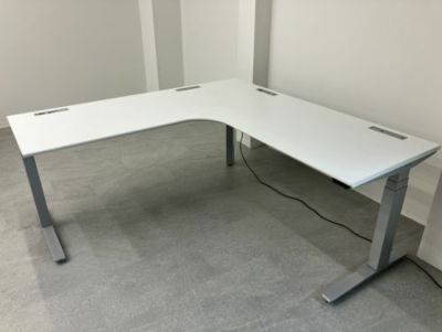 オカムラ スイフトシリーズ 電動昇降式1750L型デスク
