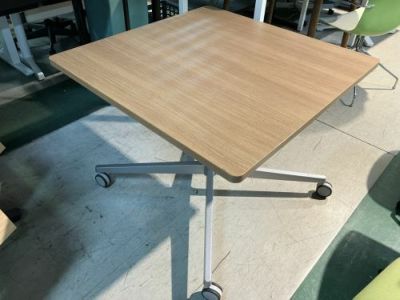 オカムラ アプションフリー2シリーズ 900角テーブル