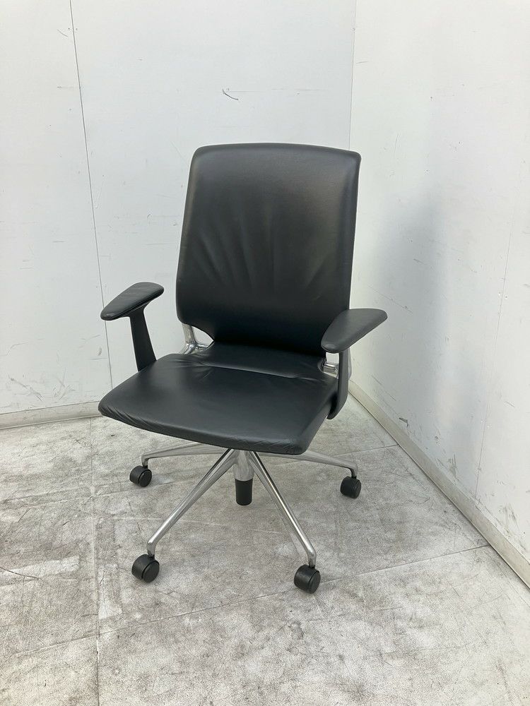 Vitra（ヴィトラ）Meda Chair (メダ チェア) 固定肘付メダチェア 商品画像1