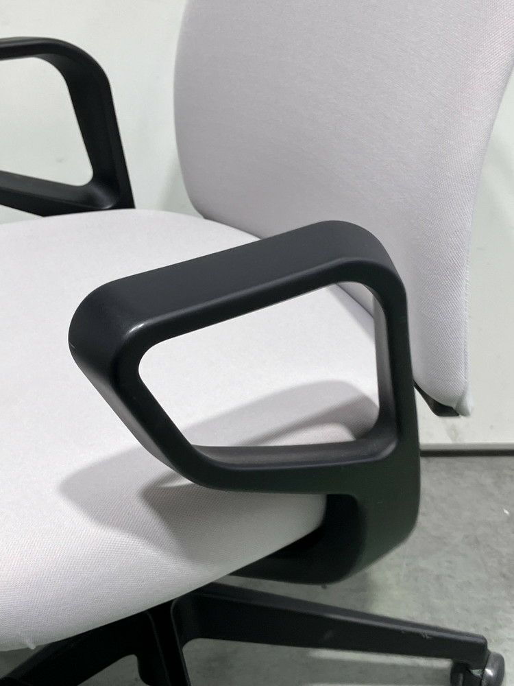 コクヨ固定肘付エルアチェア 商品画像10