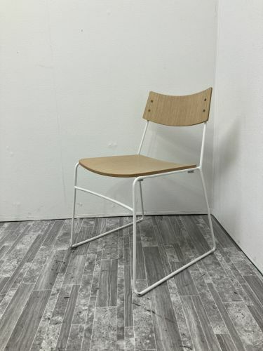 Oliver スタッキングチェア