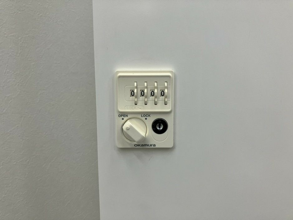 オカムラピクスライン ガラス両開き4人用パーソナルロッカー上下書庫 商品画像12