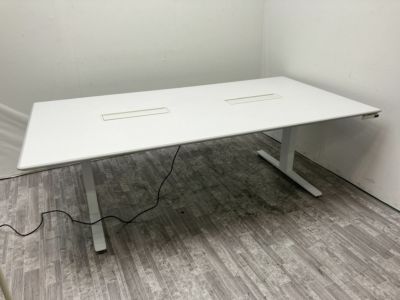 オカムラ スイフトシリーズ 電動昇降式2100ミーティングテーブル
