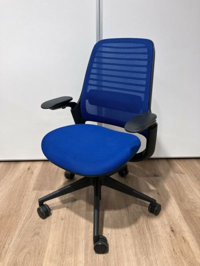 スチールケースSeries 1（シリーズ1）チェア 可動肘付シリーズワンチェア 商品画像1