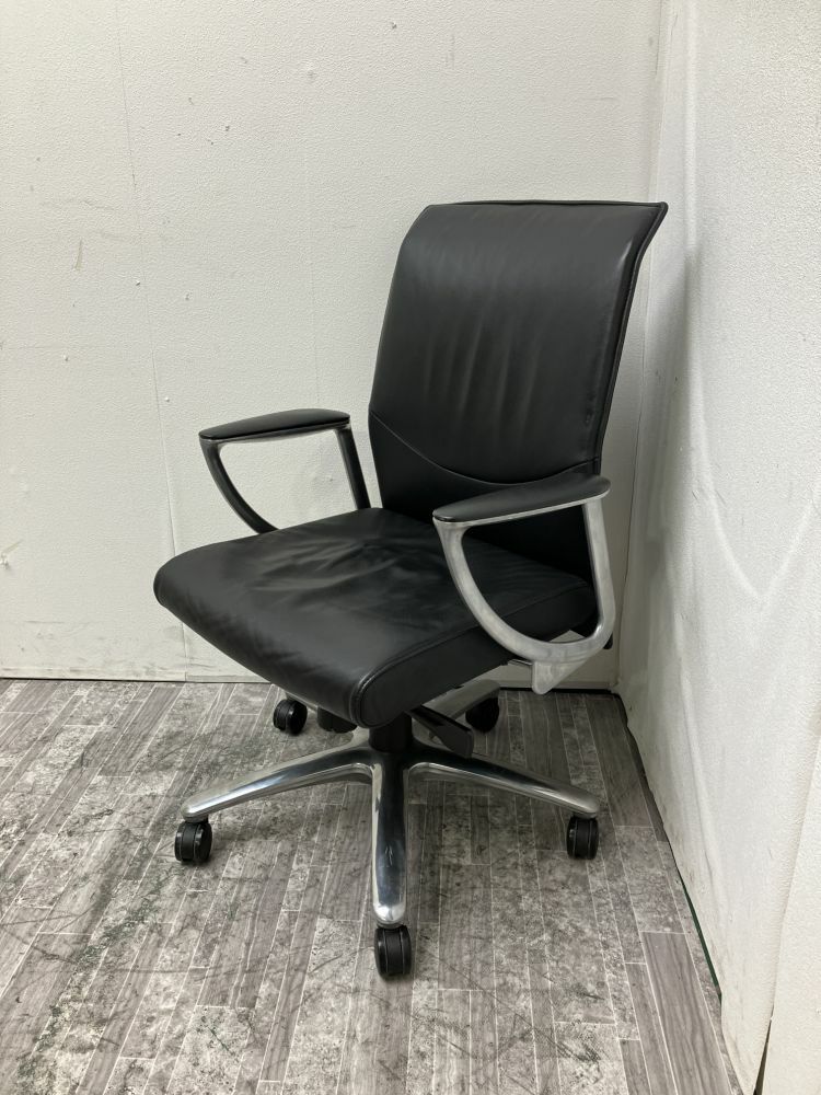 オカムラCEチェア 固定肘付CEチェア 商品画像1